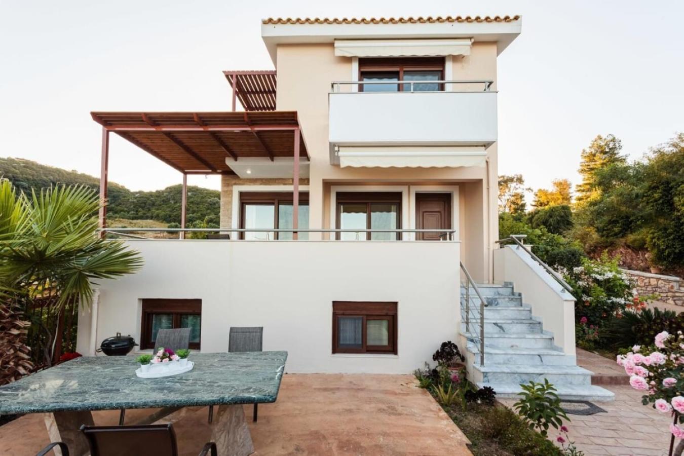 Villa Armonia - Beachfront Majestic Retreat Petalídhion Buitenkant foto