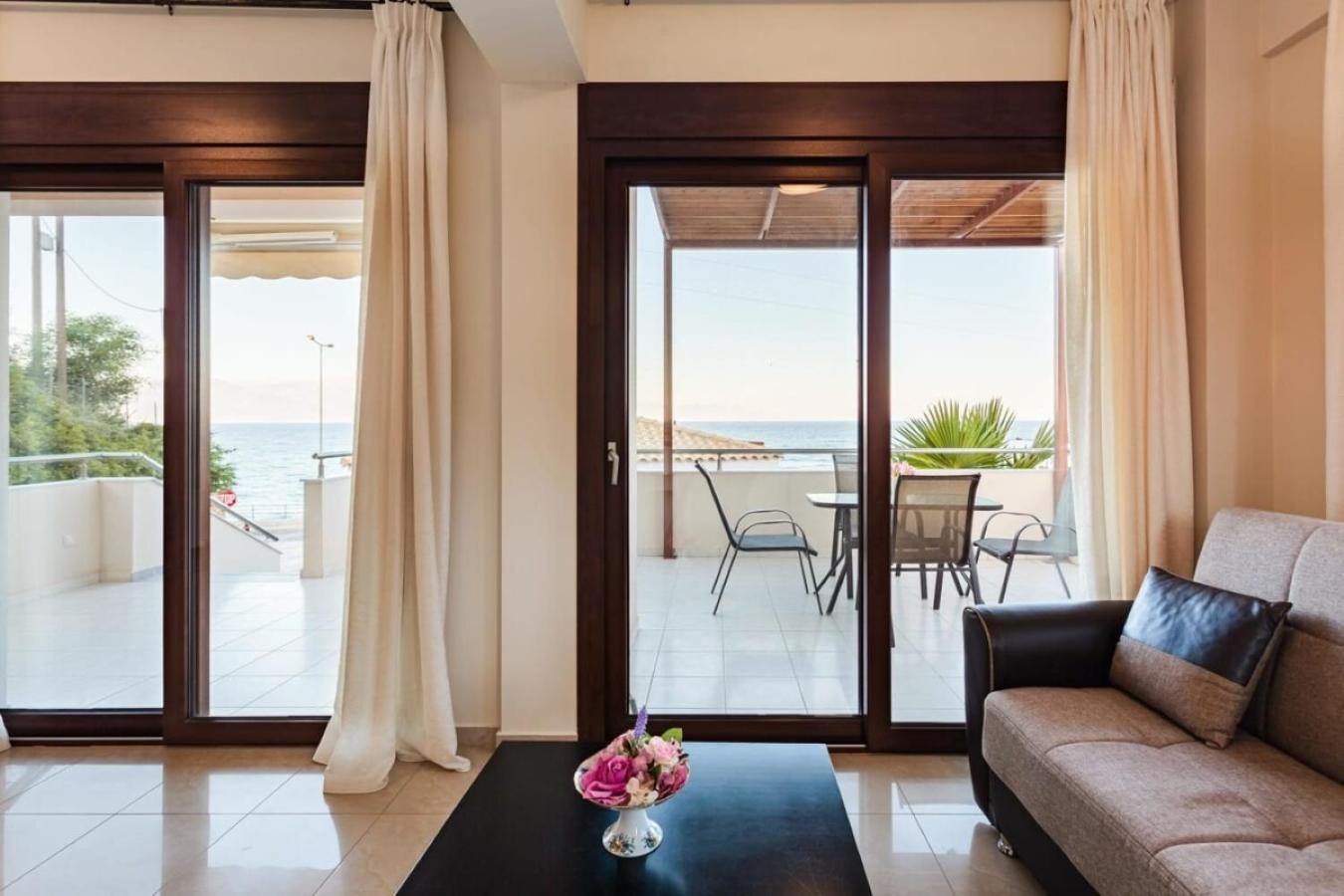 Villa Armonia - Beachfront Majestic Retreat Petalídhion Buitenkant foto