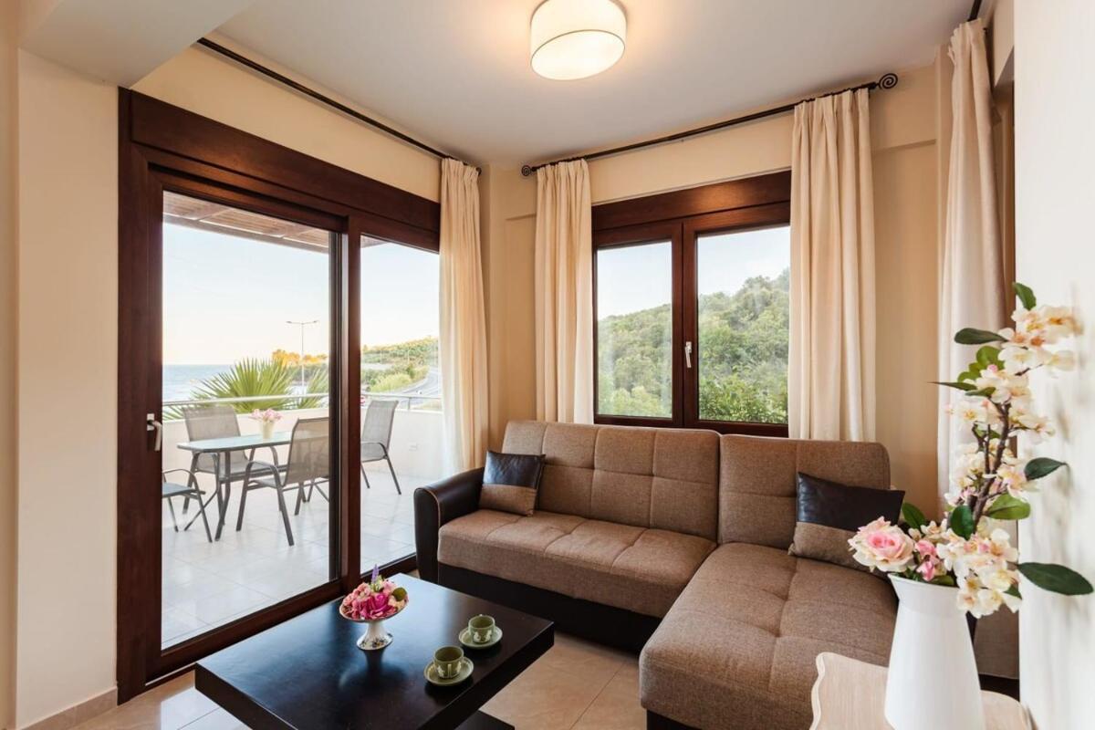 Villa Armonia - Beachfront Majestic Retreat Petalídhion Buitenkant foto